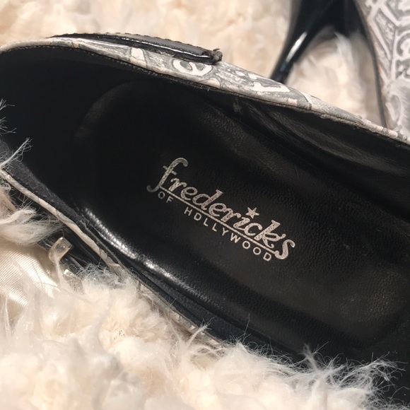 HP✨Frederick's of Hollywood Blck Pointed Heels 🖤 - Picture 2 of 6